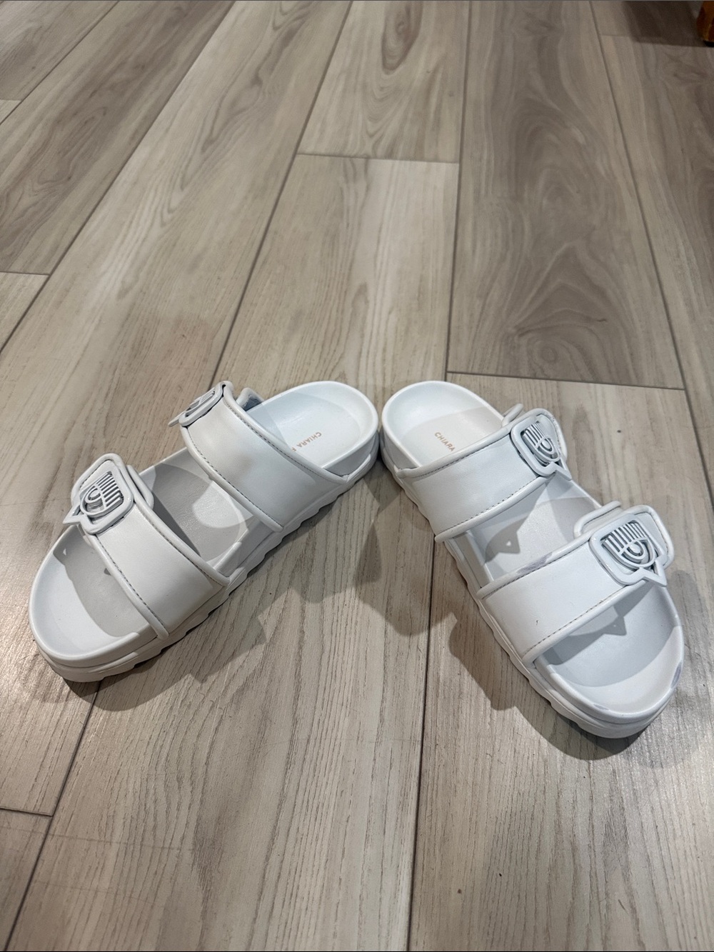 Chiara Ferragni White Double-Strap Kids Slide Sandals with Logo Buckles - Picture 2 of 4